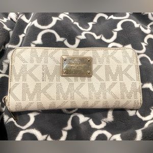 Micheal Kors Zipper Wallet
